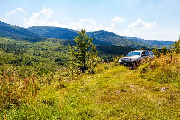 Paisagem Montanha Com Carro Floresta — Fotografia de Stock