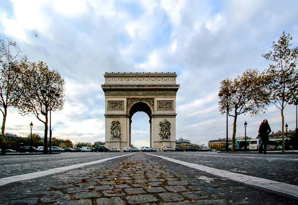 엘리제 Champ Elysee 여행하는 사람들은 Arc Triomphe 기념비를 개선문 Arc — 스톡 사진