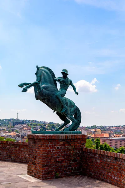 Nahaufnahme Einer Reiterstatue Auf Blauem Himmel — Stockfoto