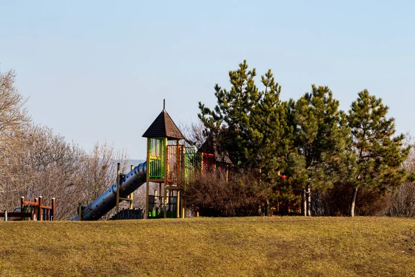 Bunte Kinderspielplätze Öffentlichen Park Umgeben Von Bäumen Kinder Laufen Rutschen — Stockfoto