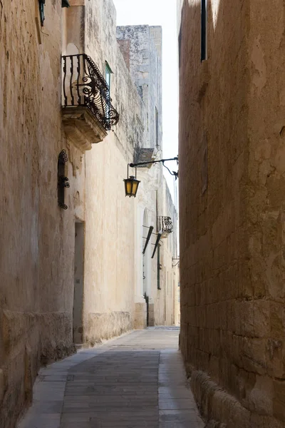 瓦莱塔的一条狭窄的老线是马耳他的首都 — 图库照片