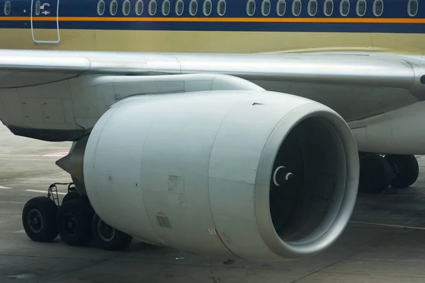 空港の飛行機は — ストック写真