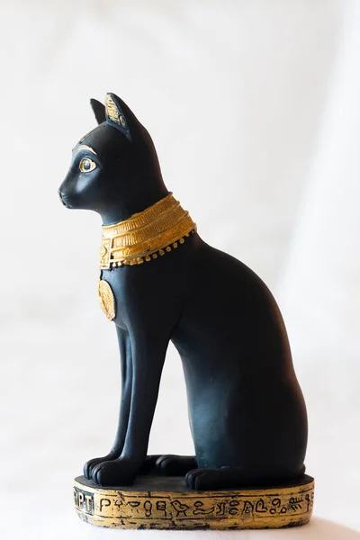 Uma Estatueta Bronze Cão Fundo Branco — Fotografia de Stock