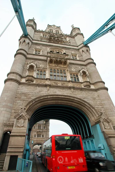 Londen Verenigd Koninkrijk Circa September 2019 Rode Bus Rijdt Torenbrug — Stockfoto