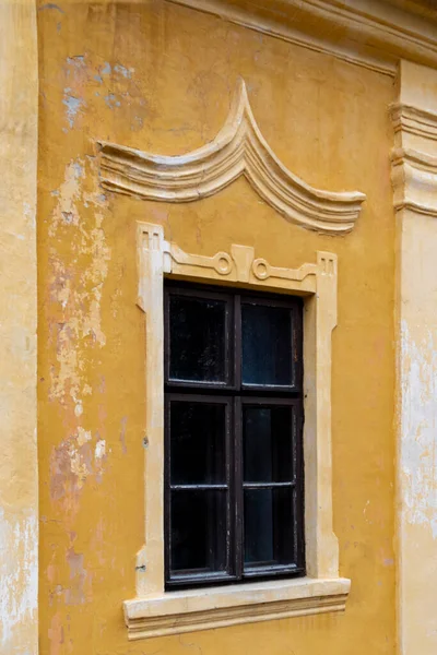 Vista Esterna Della Parete Con Vecchia Finestra — Foto Stock