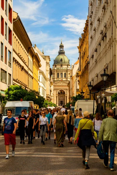 Туристы Идущие Рядом Красивой Римско Католической Базиликой Святого Стефана Будапешт — стоковое фото