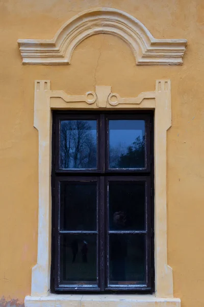 Außenansicht Der Mauer Mit Altem Fenster — Stockfoto