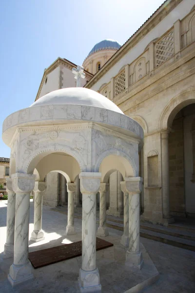 Prachtige Witte Tuinhuisje Binnenplaats Van Kathedraal Limassol Cyprus — Stockfoto