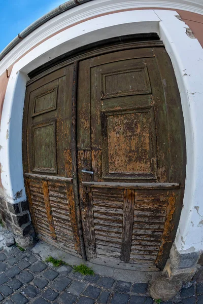 Vecchia Porta Legno Città Sullo Sfondo — Foto Stock