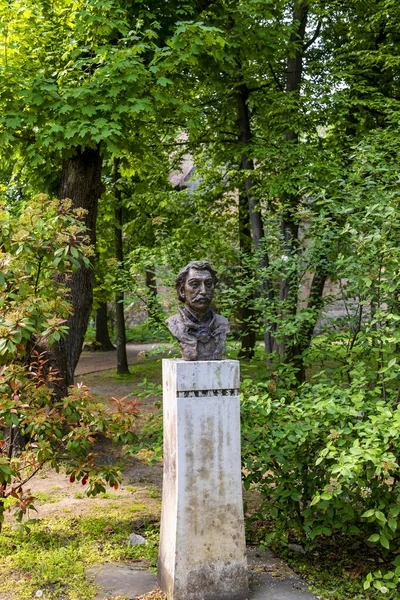 Vieja Estatua Del Hombre Parque Día Soleado —  Fotos de Stock