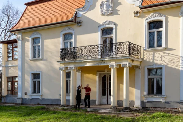 Junges Verliebtes Paar Umarmt Und Küsst Sich Auf Der Straße — Stockfoto