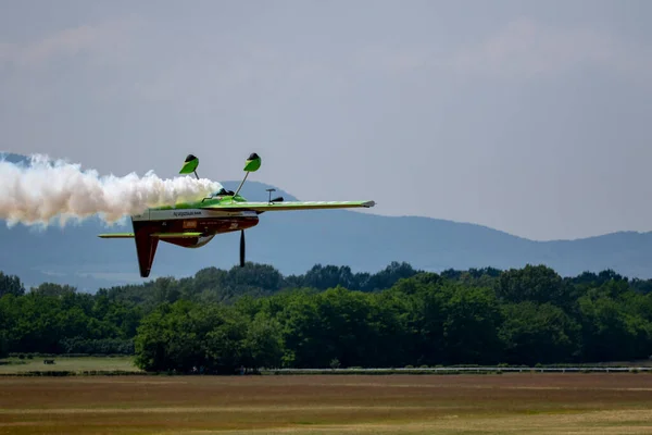 空を飛ぶジェット戦闘機 — ストック写真