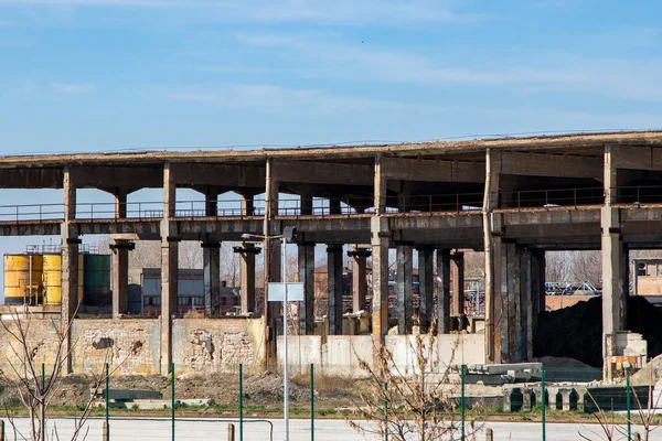 Şehirdeki Terk Edilmiş Eski Bina — Stok fotoğraf