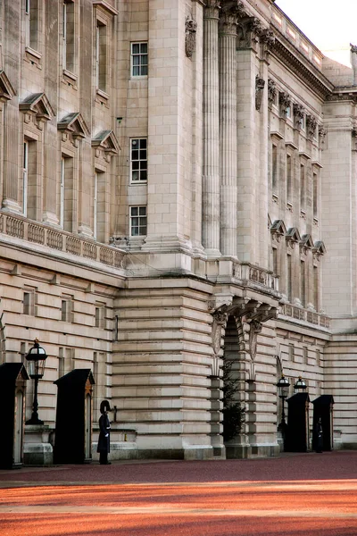 2005年12月26日 英国皇家卫兵在伦敦白金汉宫值勤 这也是一个伟大的旅游景点 — 图库照片