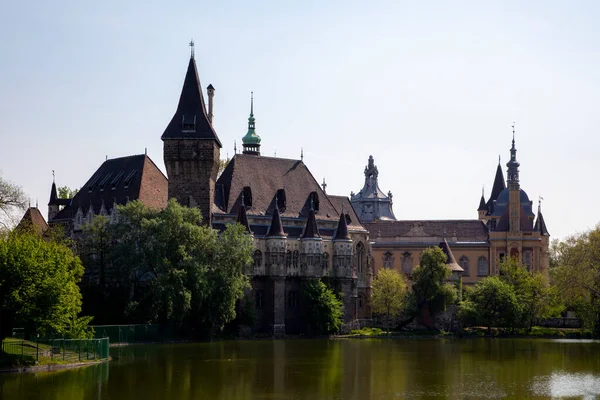 Budapeşte, Macaristan 23 Mayıs 2018. Ünlü turistik eğlence merkezi Vajdahunyad Şatosu, burası sadece bir kopya ve şu anda müzeleri barındırıyor..