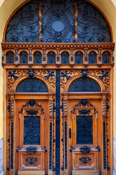 Staré Dřevěné Dveře Cestovní Místo Pozadí — Stock fotografie