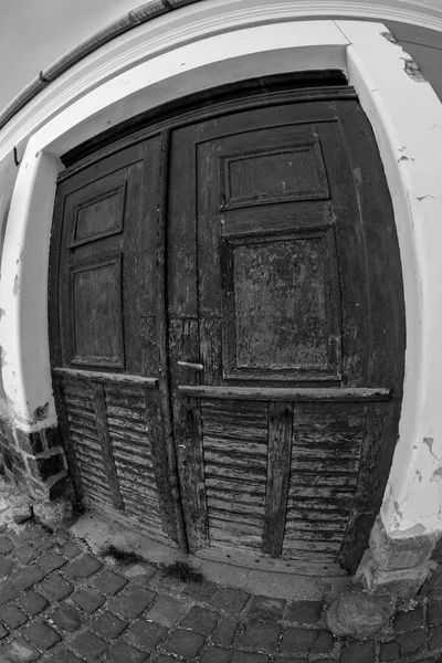 Старая Деревянная Дверь Городе — стоковое фото