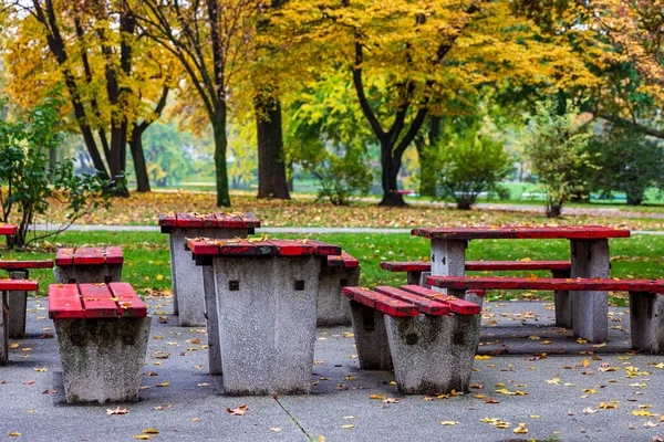 Tisch Park Einem Bewölkten Herbstmorgen Mit Roten Bänken — Stockfoto