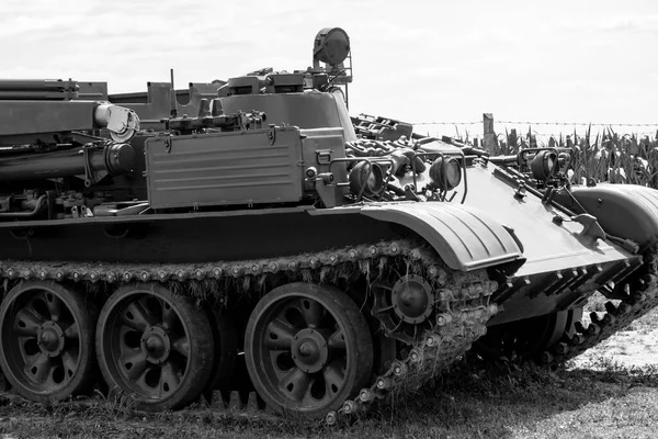 Askeri Destek Aracında Tank Izleri Çelik Tekerlekler — Stok fotoğraf