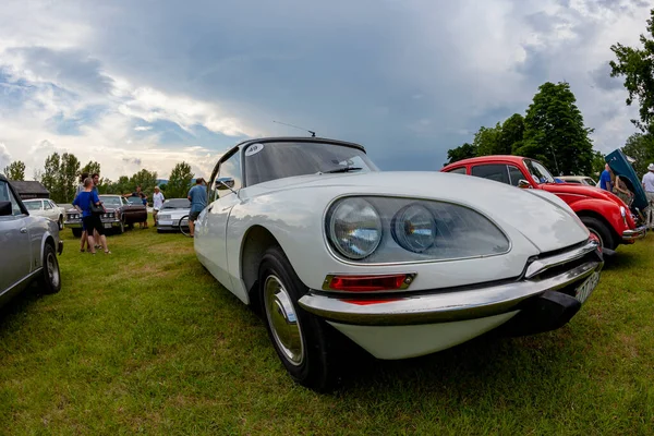 Coche Moderno Aparcado Ciudad — Foto de Stock