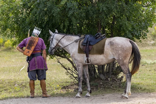 Personas Vestidas Tradicionalmente Festival Tiro Con Arco Caballo Hungría —  Fotos de Stock