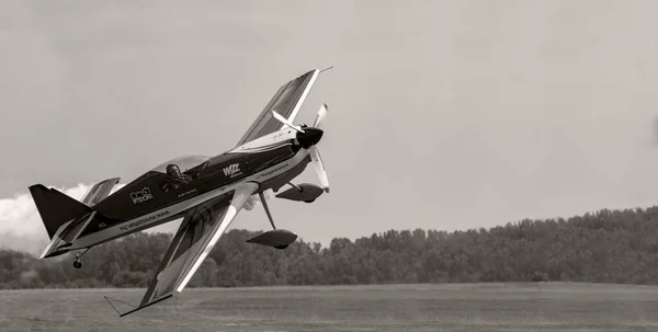 Ασπρόμαυρη Φωτογραφία Ιπτάμενου Αεροπλάνου — Φωτογραφία Αρχείου