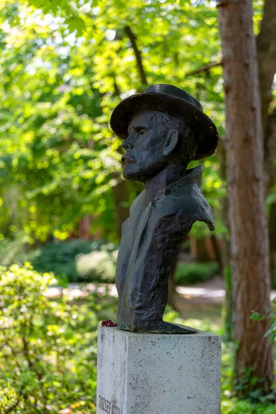 Estátua Velha Poeta Húngaro Attila Jozsef Parque Dia Ensolarado — Fotografia de Stock