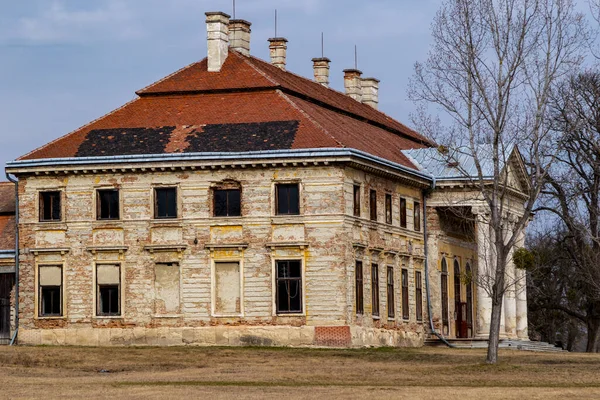 Старый Заброшенный Дом Деревне Фоне Природы — стоковое фото