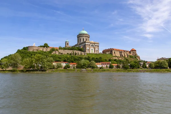Kilátás Esztergomi Bazilikára Várhegyen Duna Túloldaláról Templomi Fríz Latin Mottója Jogdíjmentes Stock Fotók