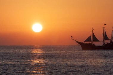 Denizin üzerinde gün batımı