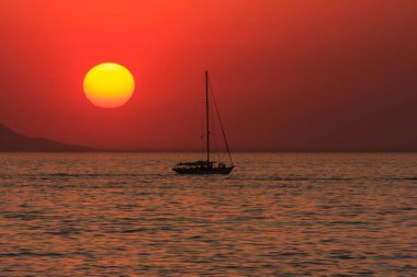 Denizin üzerinde güzel bir gün batımı