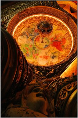 PARIS, FRANCE - 16 Aralık 2005: Paris, Fransa 'daki Palais Garnier (Opera Garnier)' in İçişleri. Orijinal adı Salle des Capucines 'di. 1861 'den 1875' e kadar Paris Operası için inşa edildi..