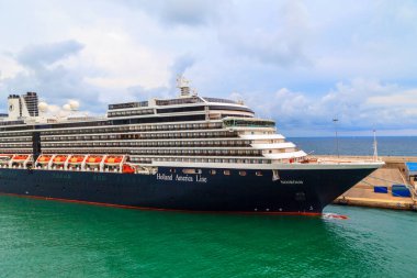 İsrail 'in kuzeyindeki Akdeniz limanında bir yolcu gemisi.