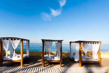 Sandalyeleri ve deniz manzaralı güzel sahil 