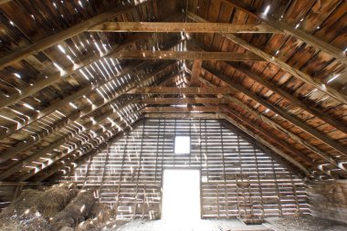 Şehirdeki eski ahşap ev.