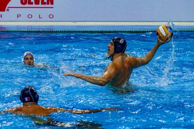 yüzme havuzunda su topu oyunu yarışması 