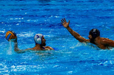 yüzme havuzunda su topu oyunu yarışması 