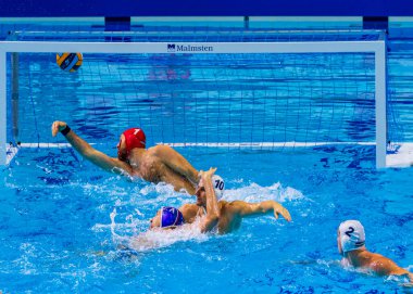 yüzme havuzunda su topu oyunu yarışması 