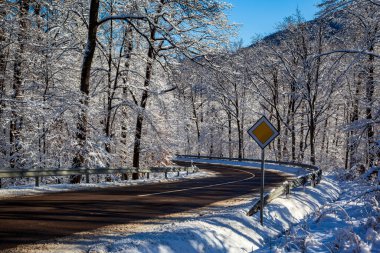 Kış yolu, bir köy yolu.