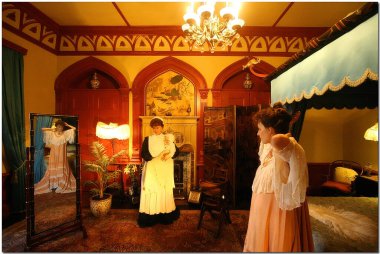 Warwick Şatosu, İngiltere 'nin iç kısımlarında aşırı gerçekçi heykeller