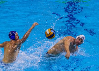 yüzme havuzunda su topu oyunu yarışması 