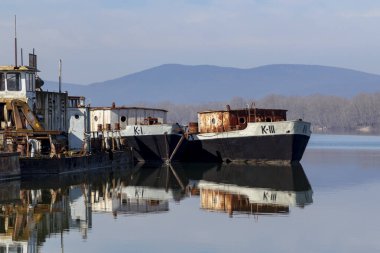 Macaristan 'da Tuna nehri kıyısındaki gemi mezarlığının manzarası.