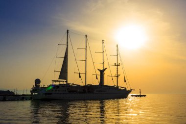 Denizde yelkenli teknesi