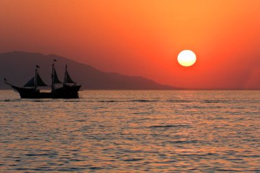 Denizin üzerinde gün batımı