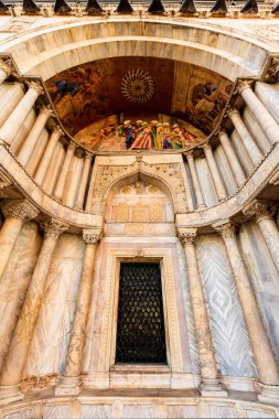 Venedik 'teki güzel katedral, arka planda İtalya