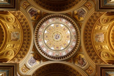 Kilisenin iç görünüm