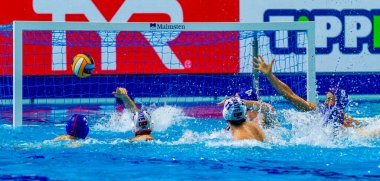 yüzme havuzunda su topu oyunu yarışması 