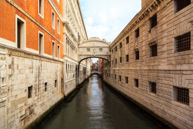 Venedik Kanalı 'nın arkasında nehir ve köprü var.