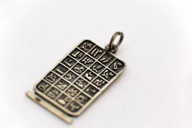 Beyaz arkaplanda gümüş metal anahtar