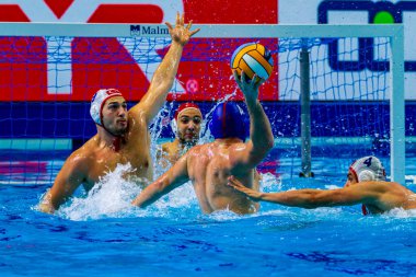 yüzme havuzunda su topu oyunu yarışması 